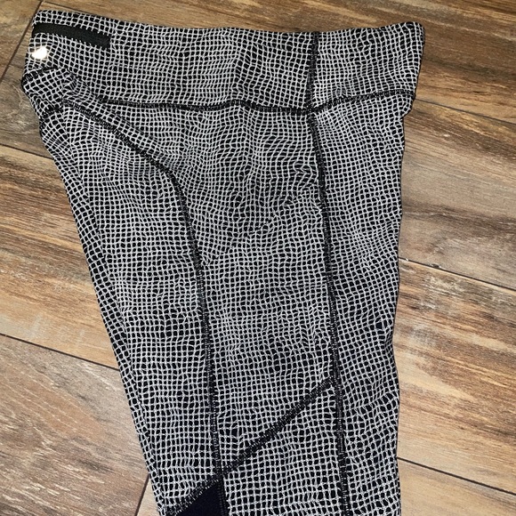 Lululemon Reflective Leggings - Picture 4 of 5